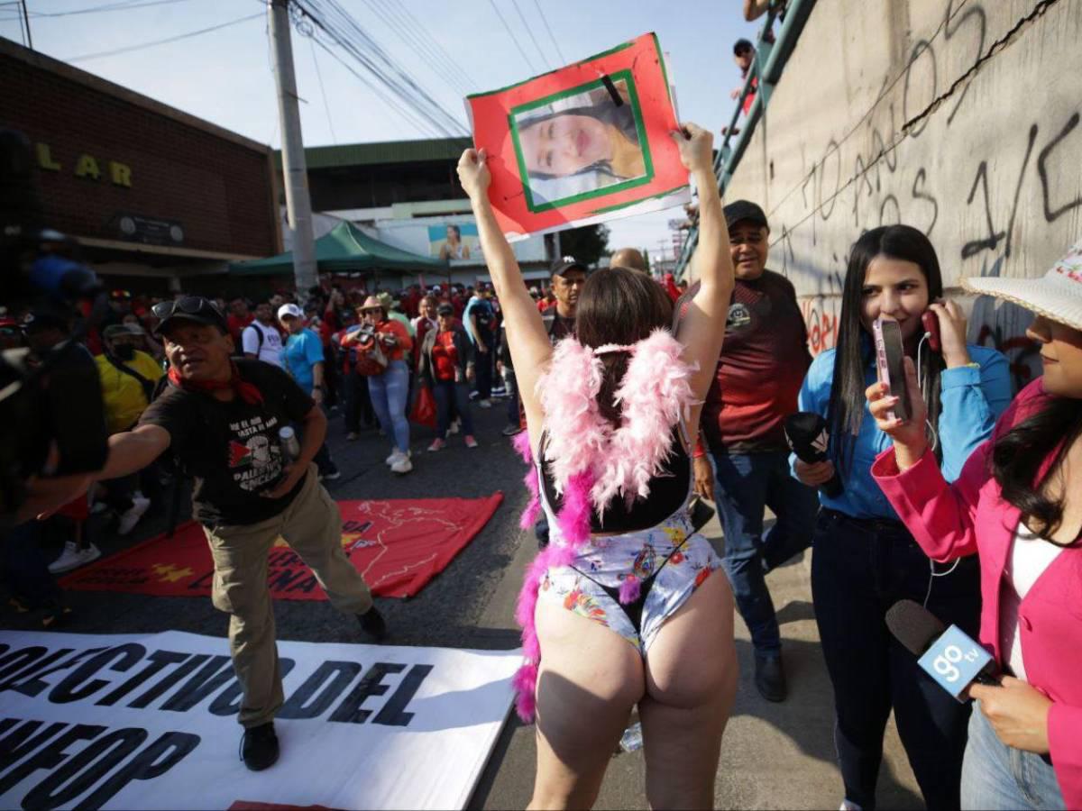Hondureña marcha en traje de baño en el Día del Trabajador y exige justicia por las mujeres