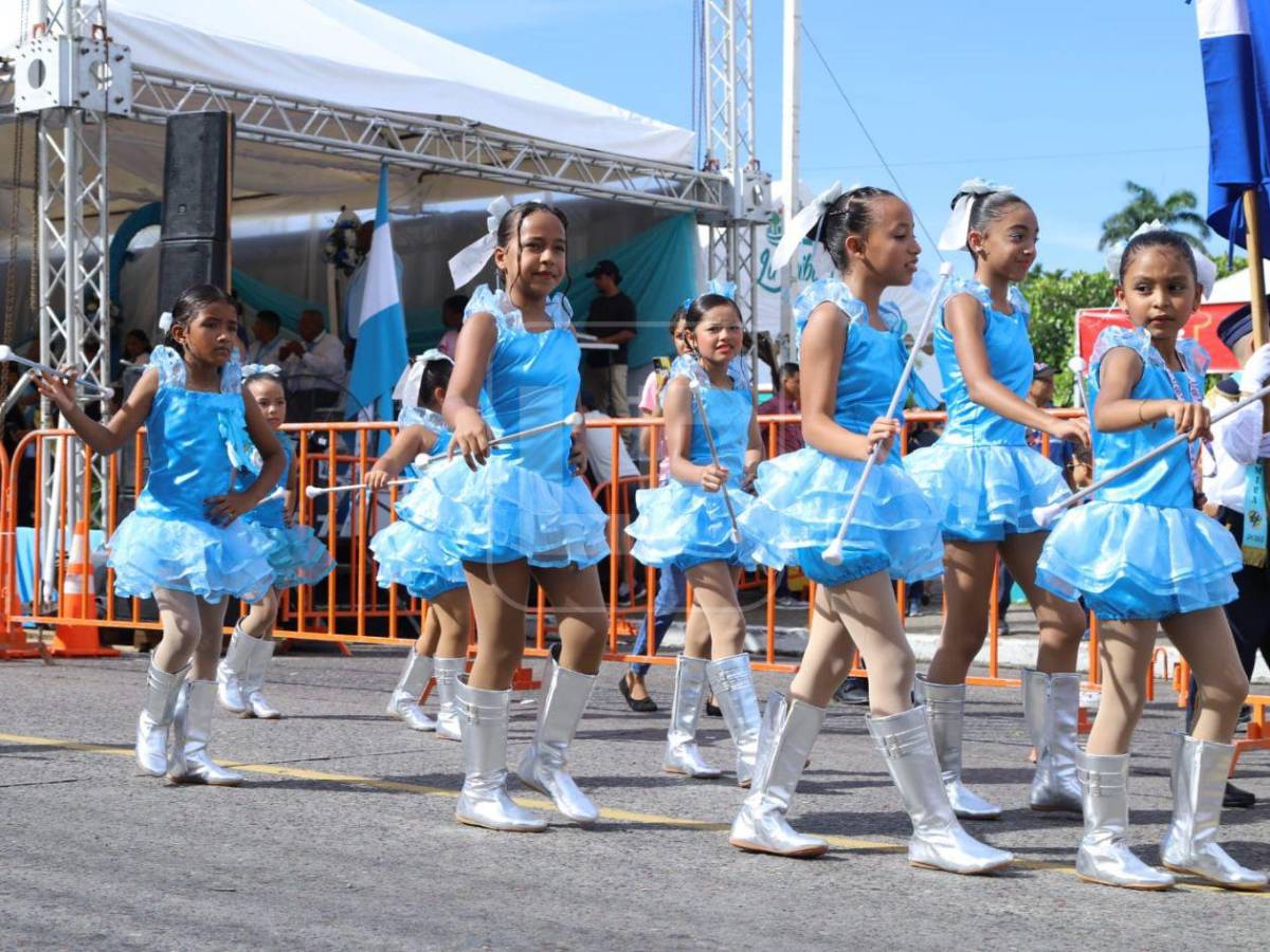 Fervor patrio en La Ceiba: los niños rinden honor con colorido desfile