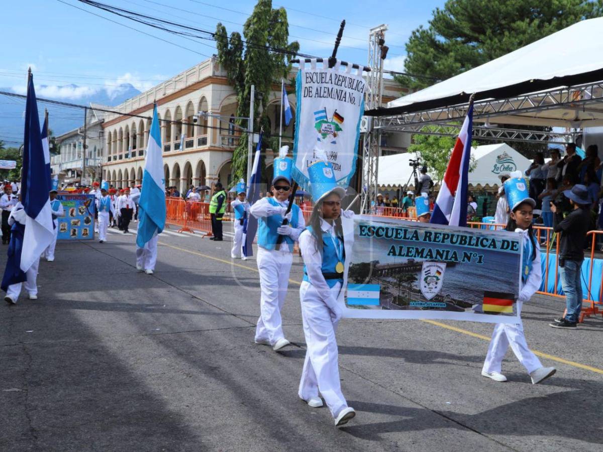 Fervor patrio en La Ceiba: los niños rinden honor con colorido desfile