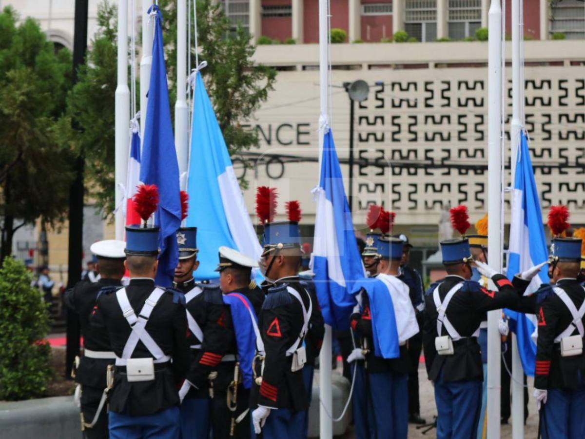 Nublado y con una ausencia: las imágenes que dejó la izada de la Bandera Nacional