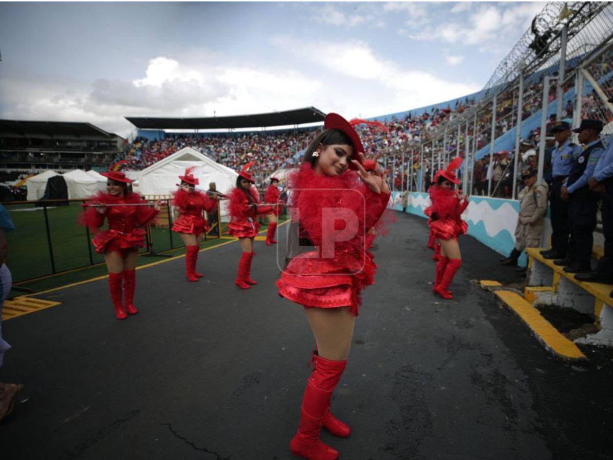 ¿Quién es la bella palillona de rojo? Se robó las miradas en los desfiles