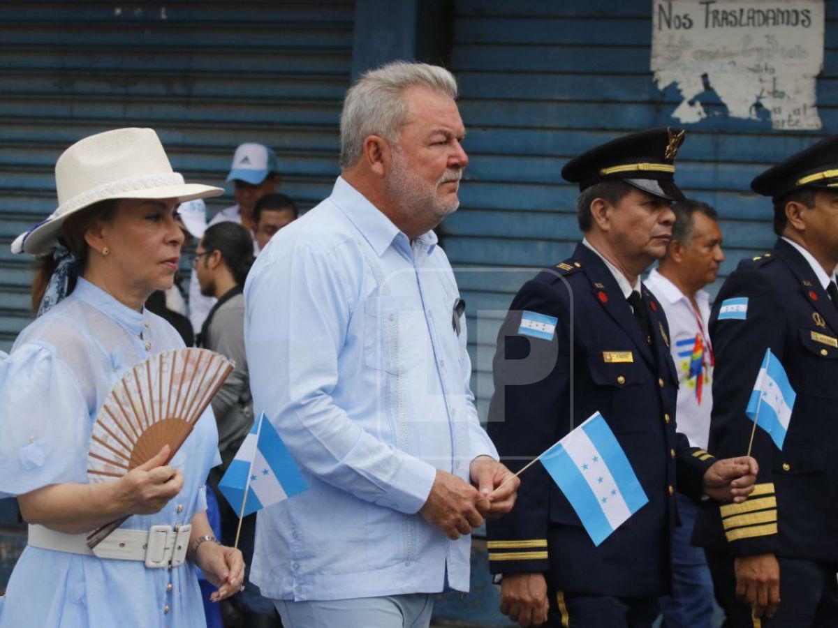 Alcalde Roberto Contreras encabeza el desfile municipal en San Pedro Sula