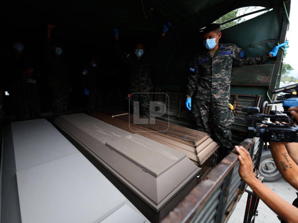 Fotos: el drama en la morgue al retirar cuerpos de víctimas de accidente en Roatán