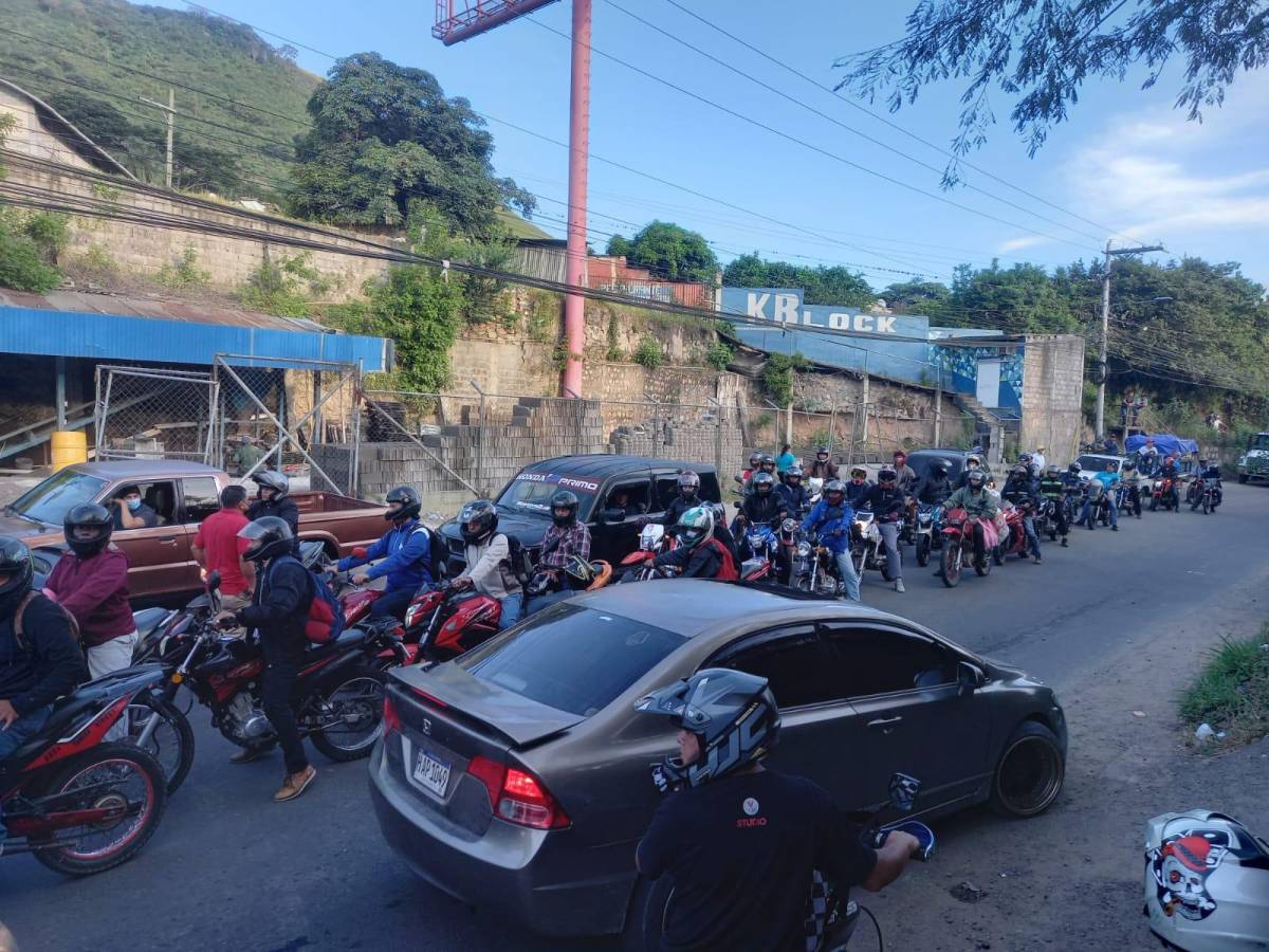La protesta de los transportistas provocó un intenso congestionamiento vial en la salida al sur de la capital hondureña.