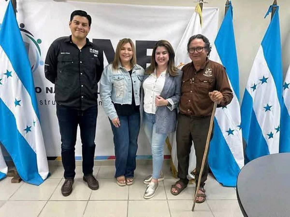 Así se vivió el abrazo que unió a los tres consejeros del CNE