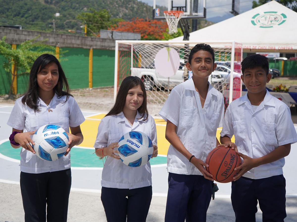 Los alumnos se mostraron contentos y agradecidos por el respaldo de la empresa Jerzees.