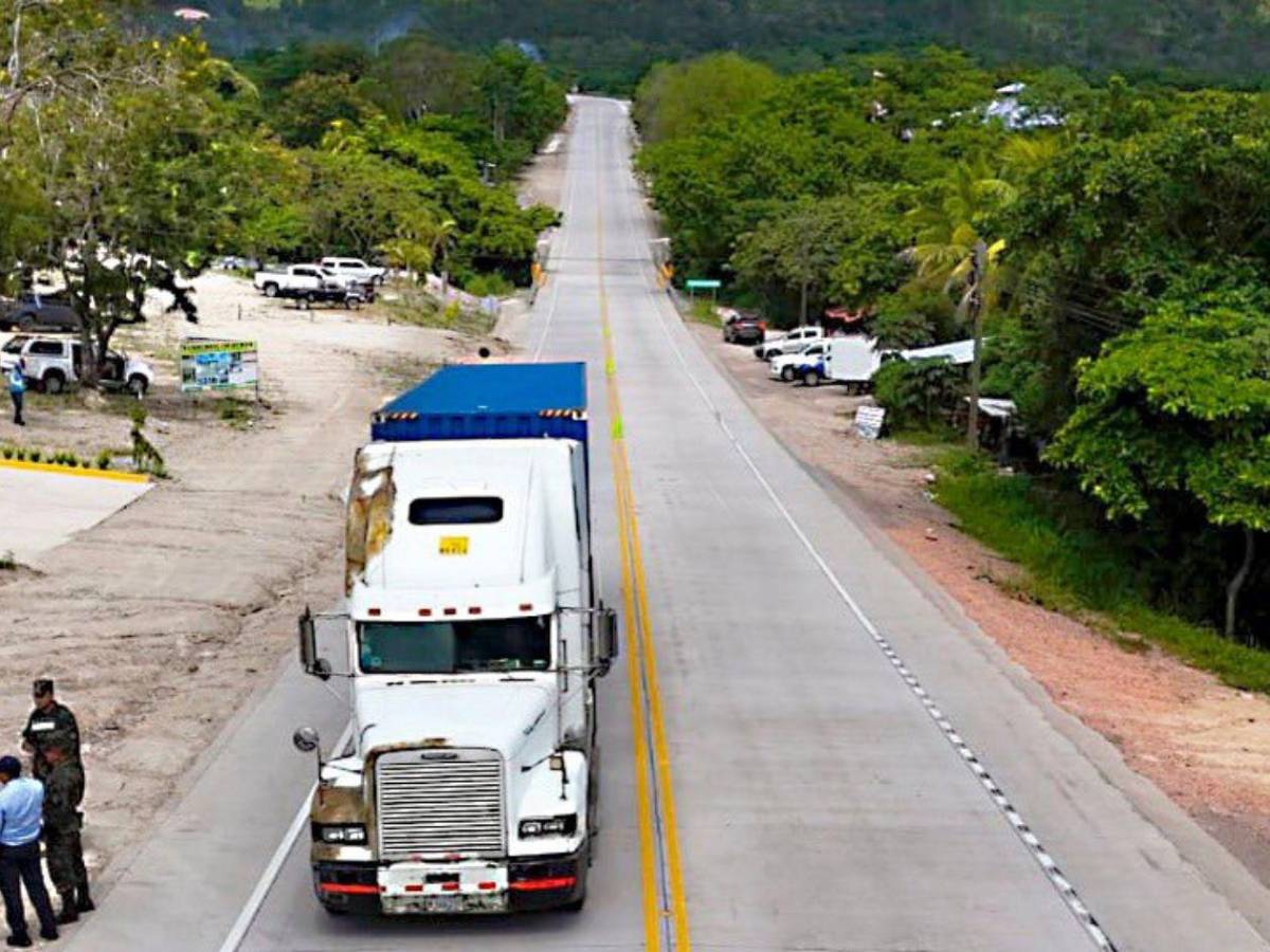 Xiomara Castro inaugura 27 km de pavimentación en la CA-6