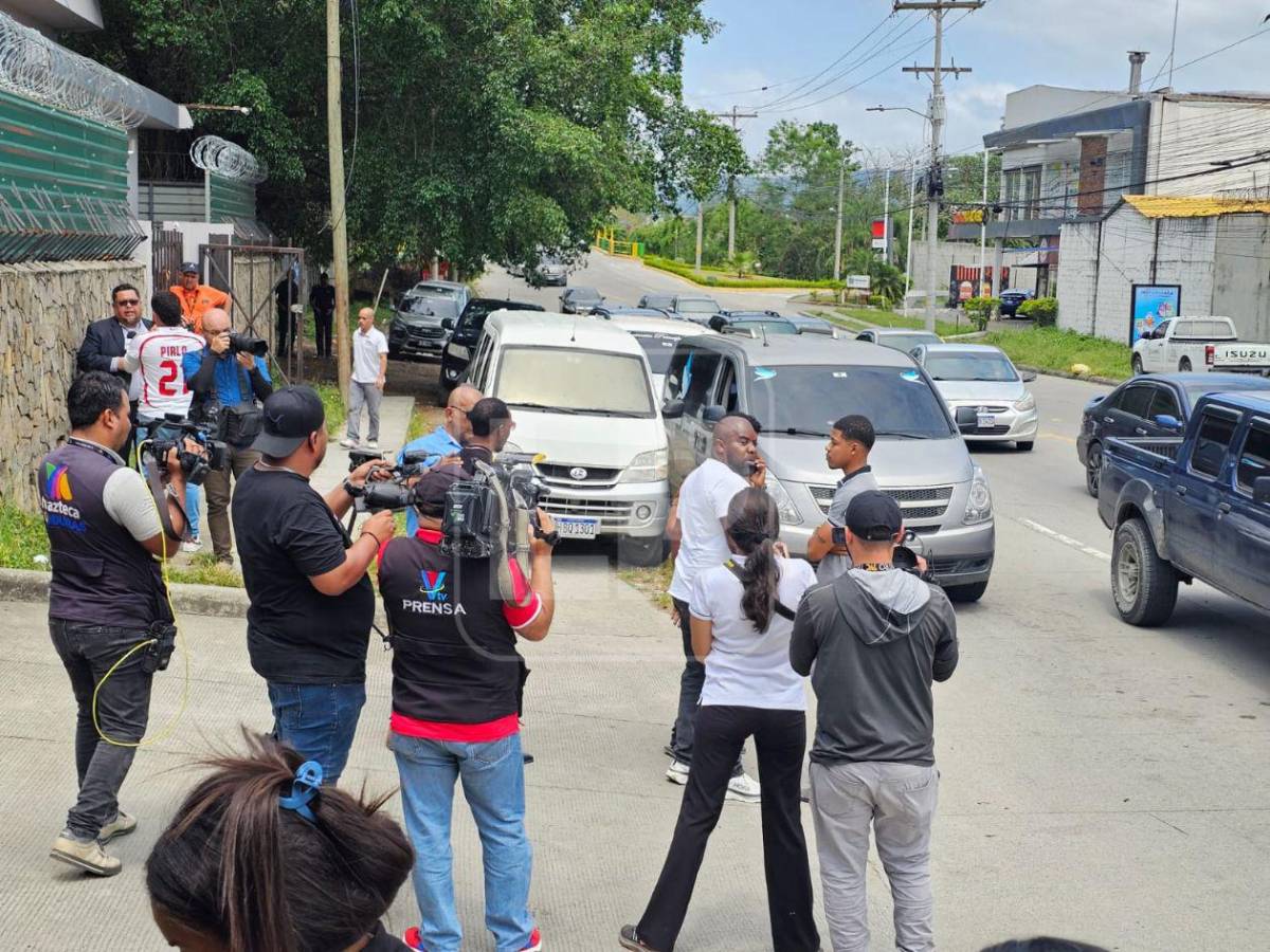 Fotos: el drama en la morgue al retirar cuerpos de víctimas de accidente en Roatán