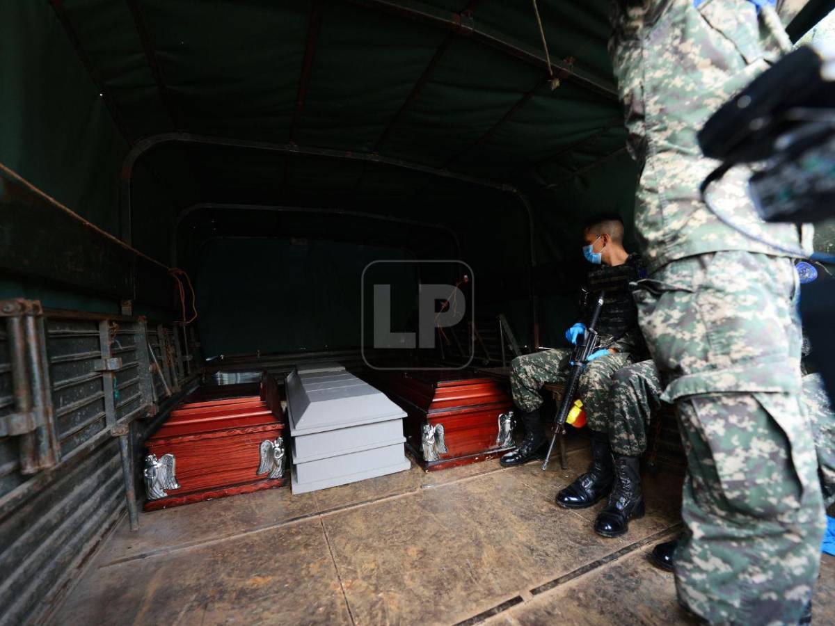 Fotos: el drama en la morgue al retirar cuerpos de víctimas de accidente en Roatán