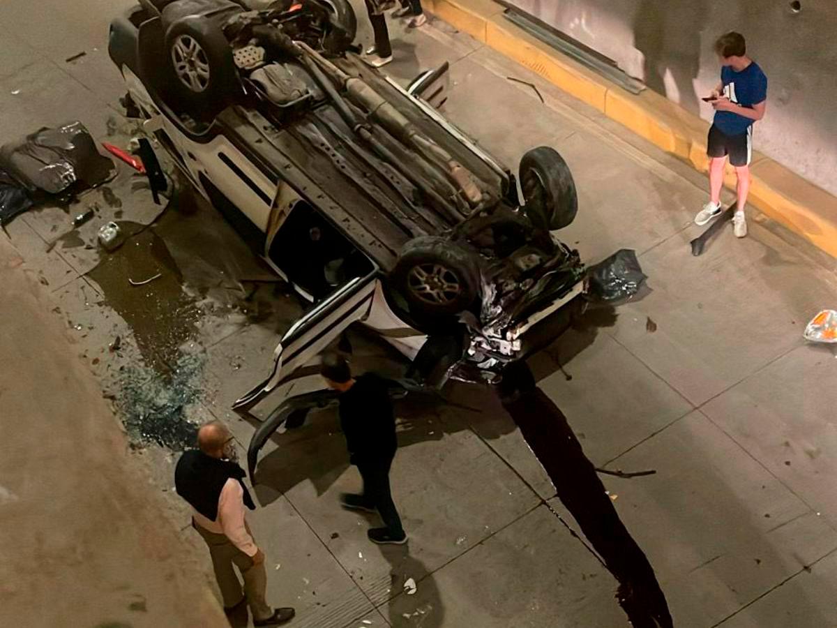 Camioneta cae de puente a desnivel en bulevar Suyapa
