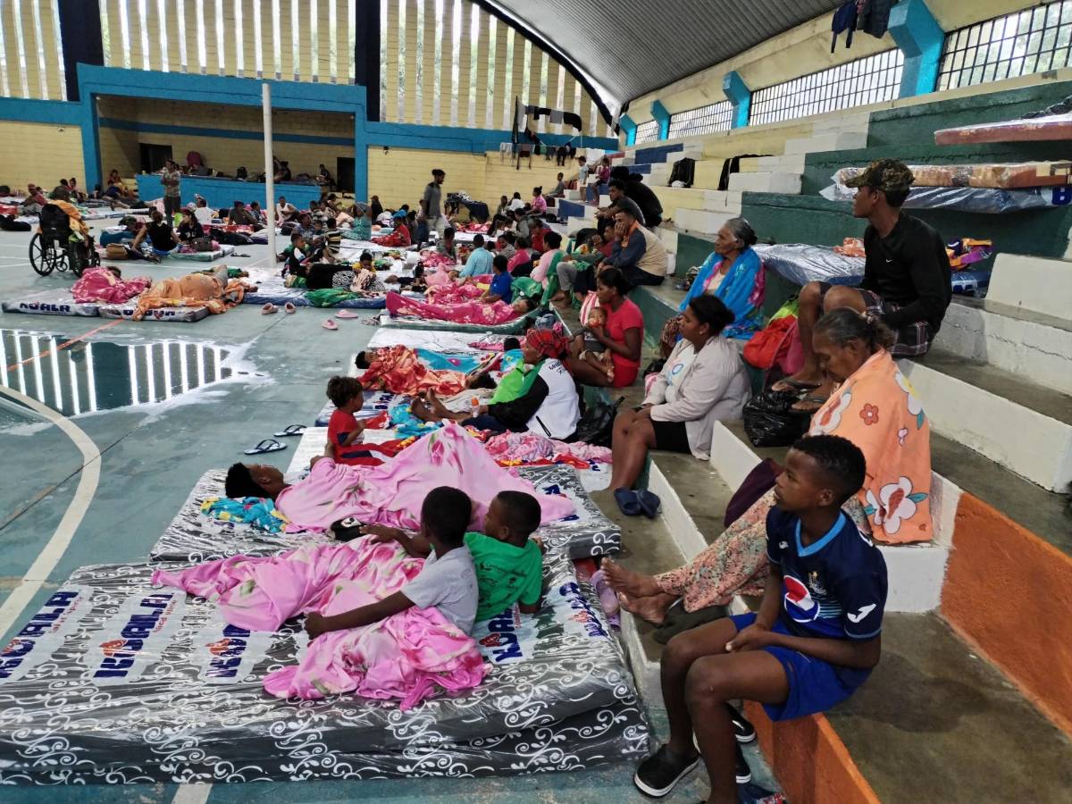 Vista de personas damnificadas en La Ceiba, Atlántida.