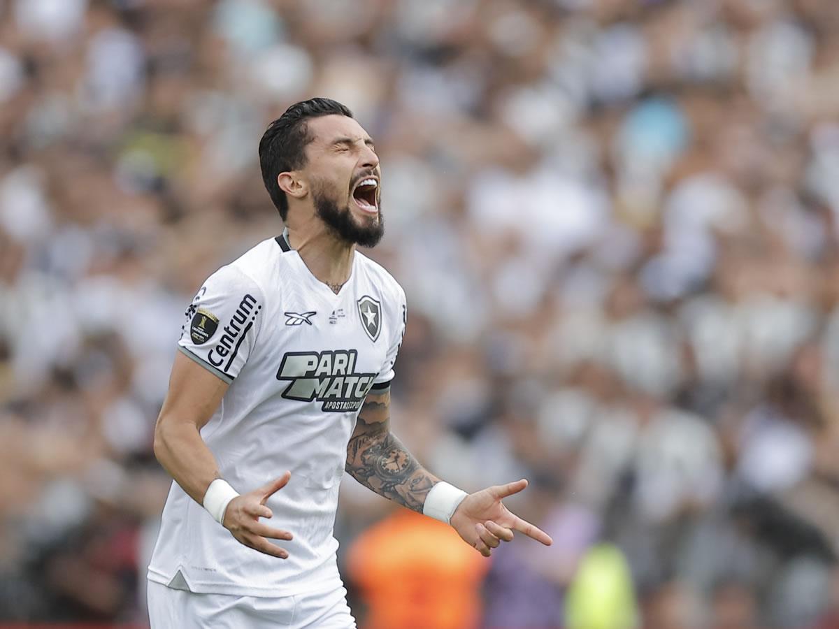 Alex Telles de Botafogo gritando su gol de penal contra el Atlético Mineiro.