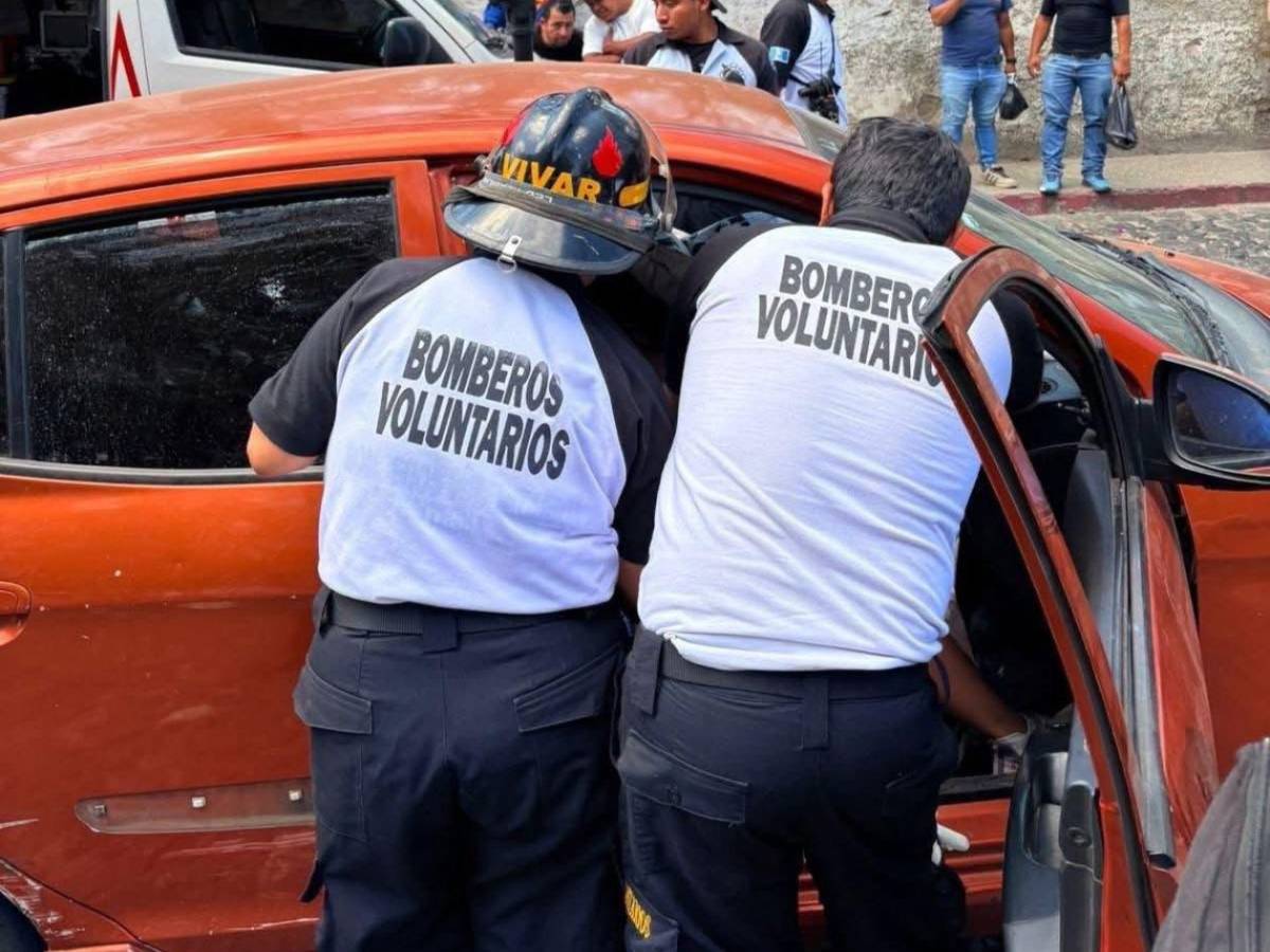 Ultiman a pareja de recién casados dentro de un vehículo