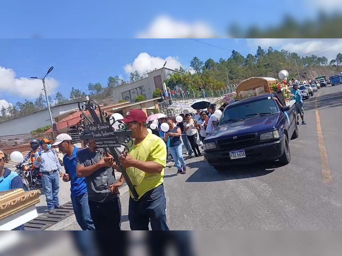 Entre dolor y consternación, sepultan a madre y hermanito de Kenneth en Marcala