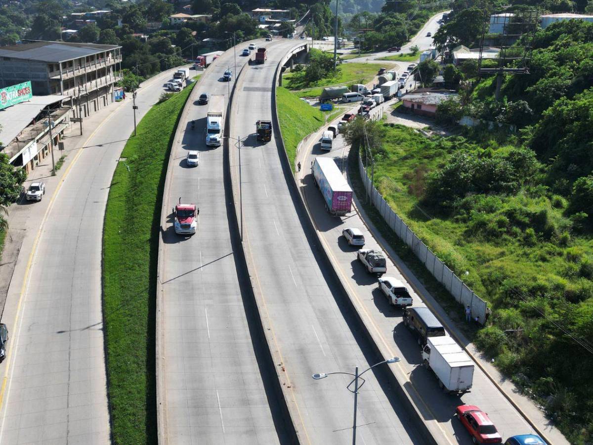 Largas filas al occidente de Honduras por reparación de carretera