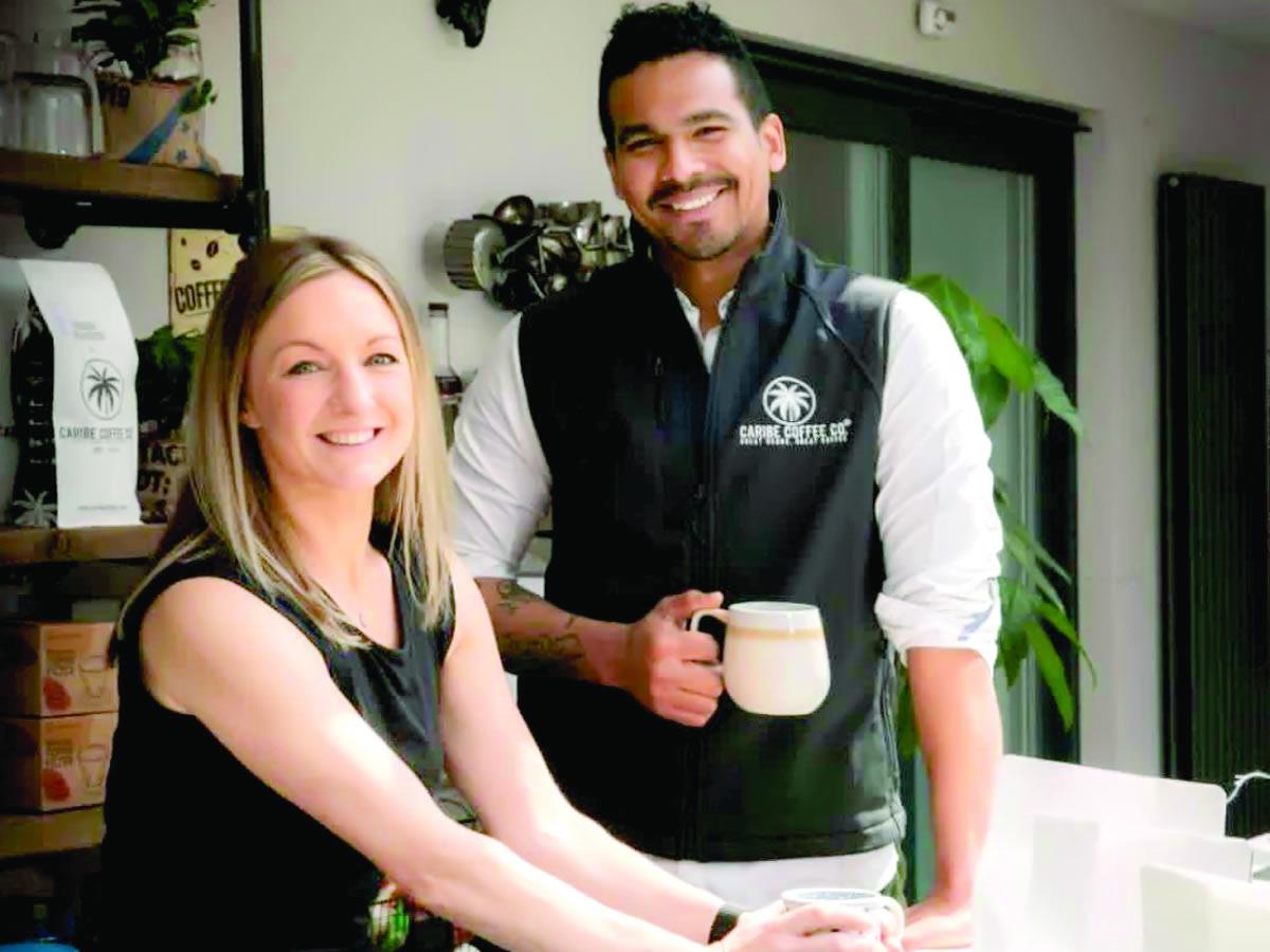 Elle y Wilmer Cárcamo fundaron Caribe Coffee Co hace cuatro años y se han posicionado en el mercado inglés. Foto: Cortesía.