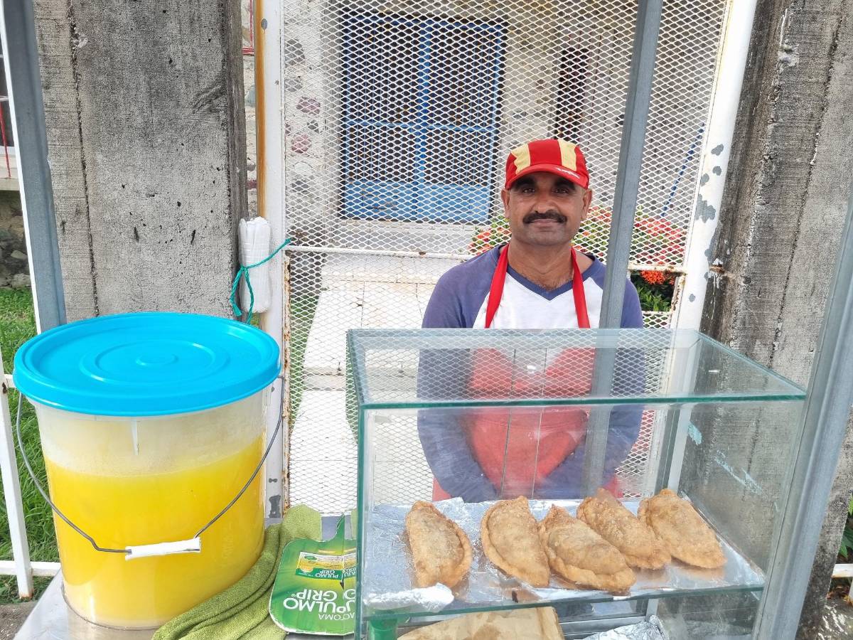 Pakistaní se gana la vida vendiendo pastelitos en La Ceiba