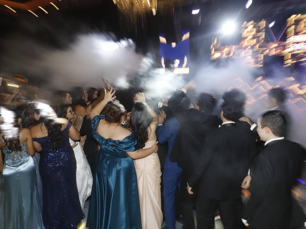 Seniors 2025 de la Santa María del Valle festejan su graduación