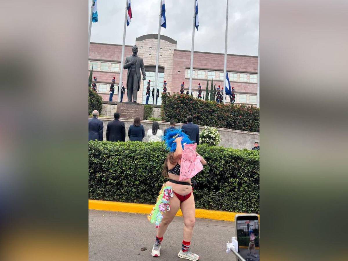 Doctora Floridalia Aguilar protesta en el BCIE durante celebración patria
