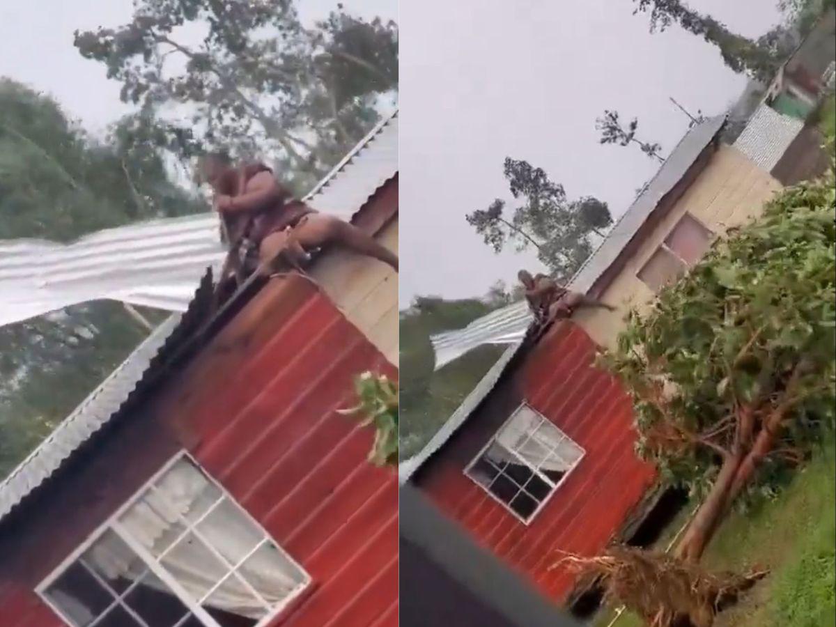 VIDEO: Captan a mujer sujetando el techo de su casa tras el paso de Beryl