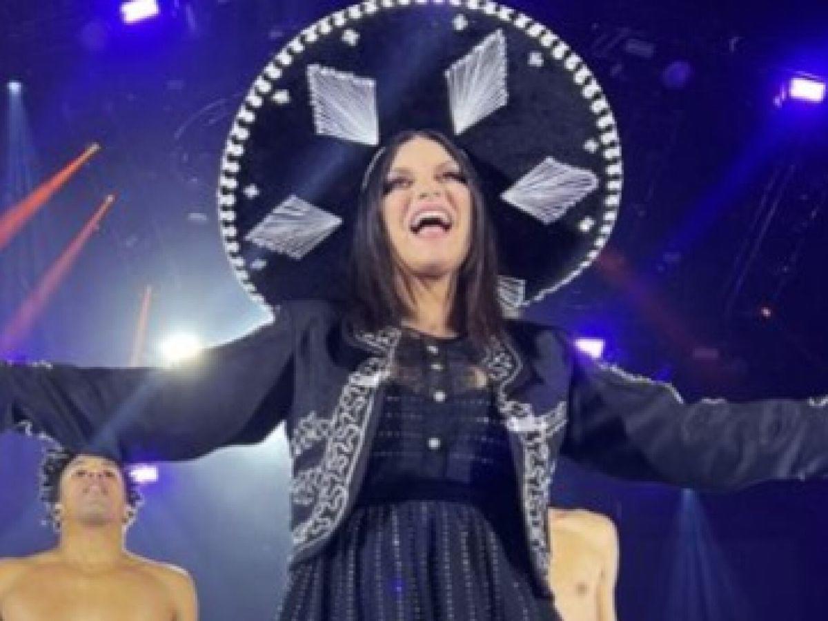 Laura Pausini sufre crisis respiratoria en pleno concierto y preocupa a sus fans