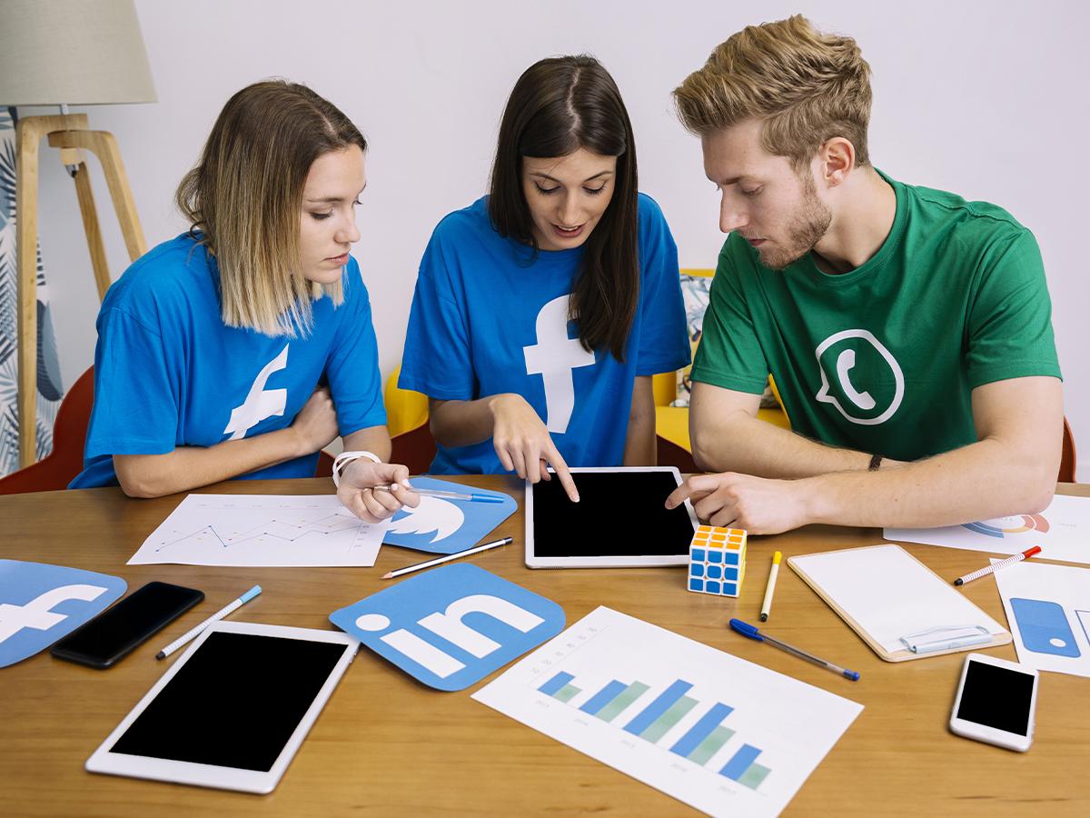 La visibilidad de tu contenido se refiere a cuántos usuarios lo ven, mientras que el alcance mide cuántas personas únicas lo ven.