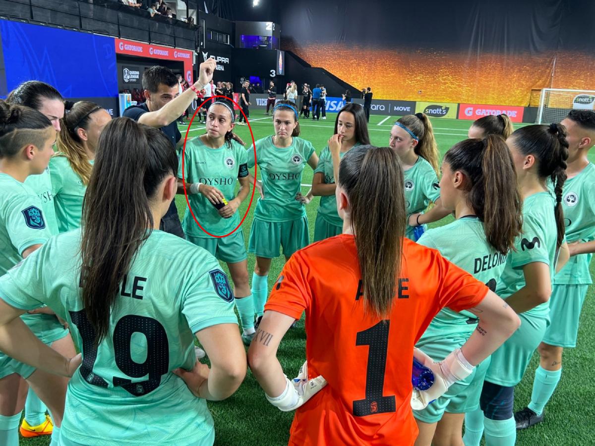 Eybis Medina junto sus compañeras en las Troncas FC.