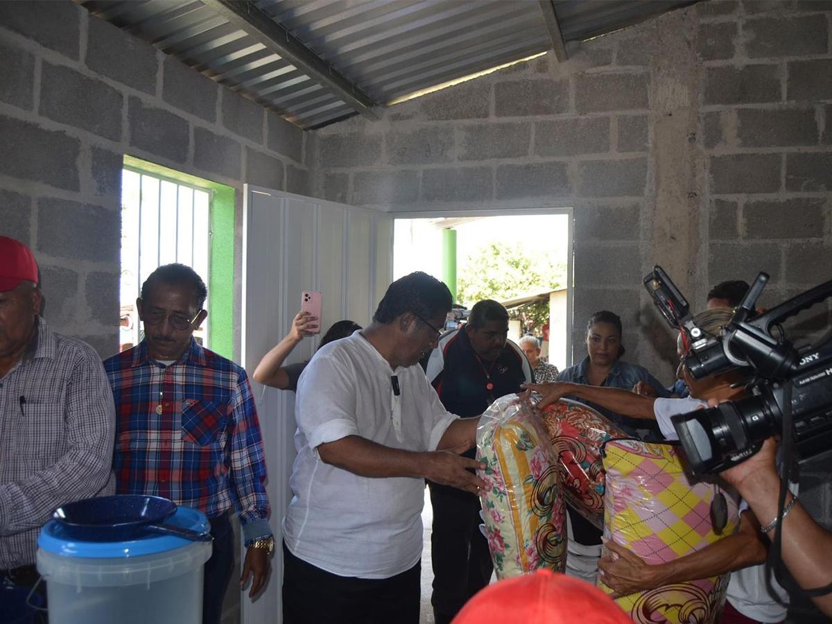 El alcalde Quintín Soriano, impulsor del programa “Cuidando al que cuida”, visita a una familia beneficiada.