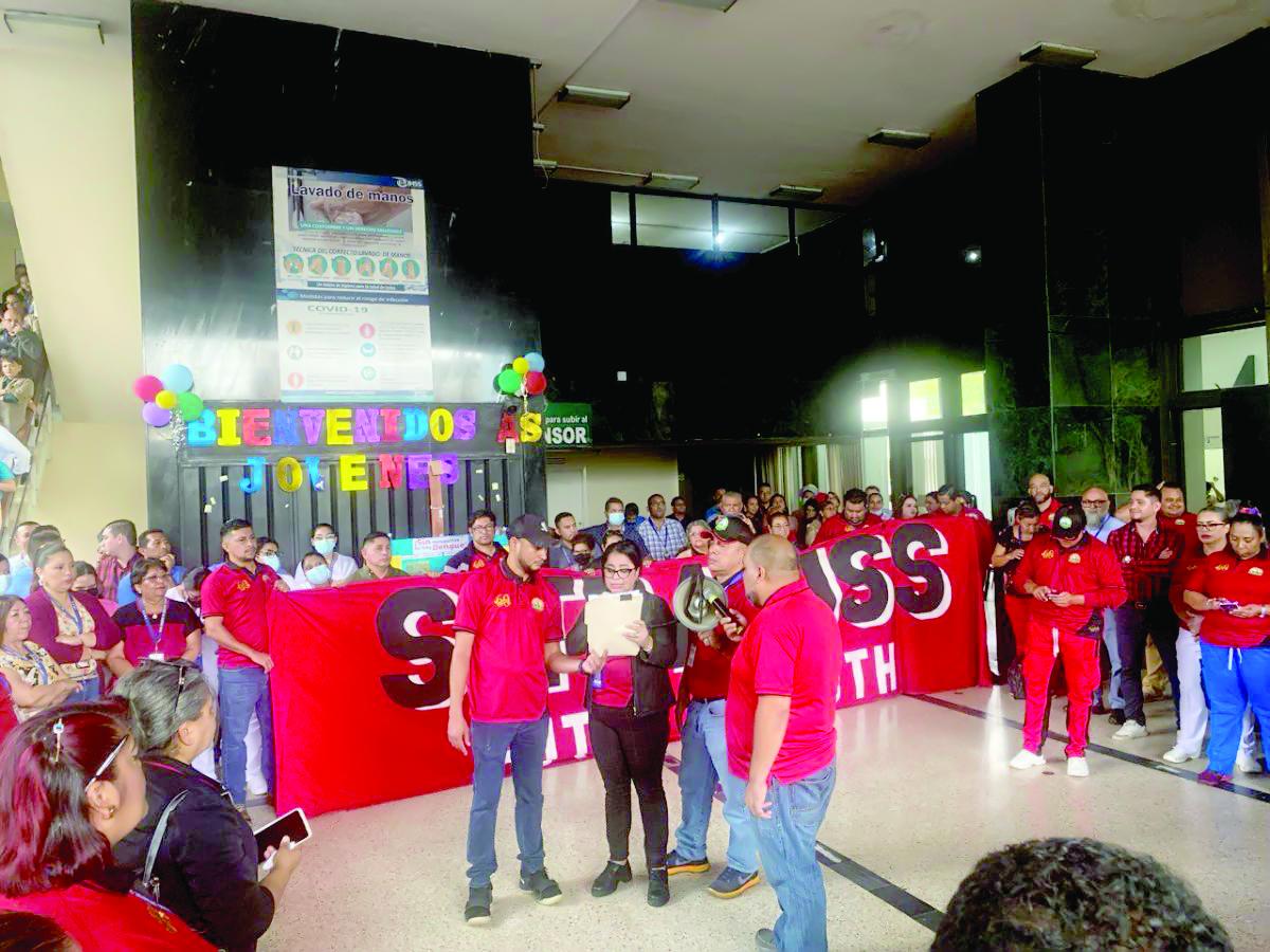<b>Los sindicalistas realizaron un plantón en la sede administrativa del barrio Abajo en la capital hondureña.</b>
