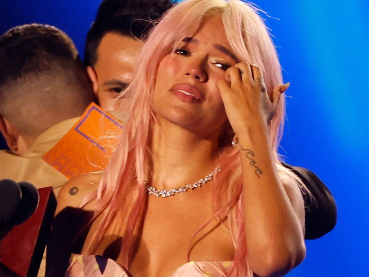 Karol G está de luto y rompe en llanto en pleno concierto