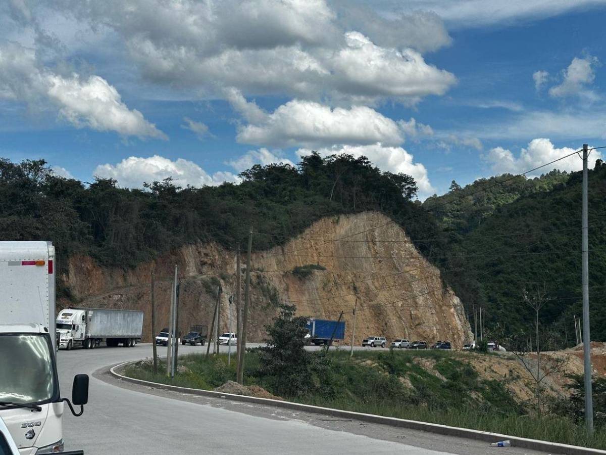 Largas filas al occidente de Honduras por reparación de carretera