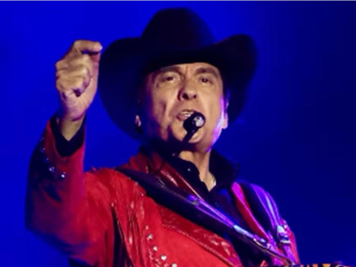 Vocalista de Los Tigres del Norte sufre peligrosa caída en pleno concierto