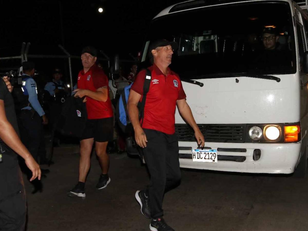 Un tranquilo Pedro Troglio se pudo ver al momento de la llegada del Olimpia.