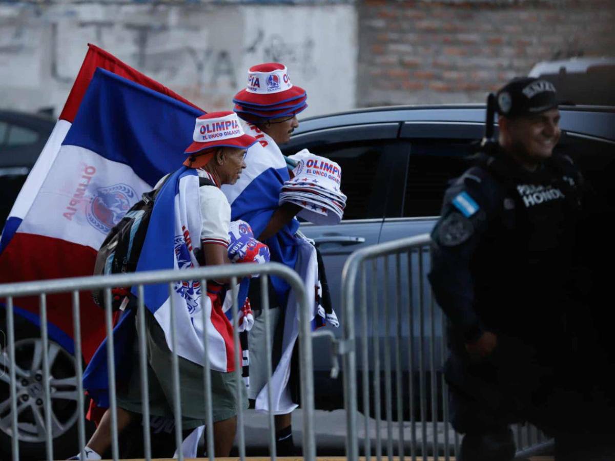 Show de la Ultra Fiel,chicas sensación de Olimpia y llenazo en el Chelato Uclés
