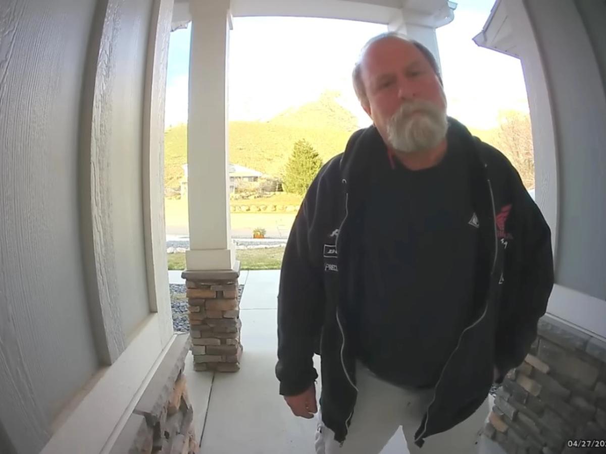 Hombre viaja para matar a su hermano por “problemas familiares” y muere en tiroteo