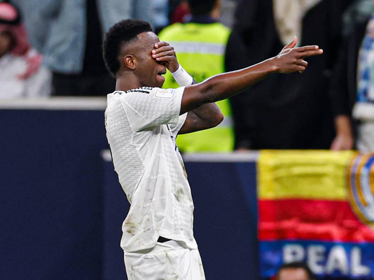 Vinicius celebrando el gol de penal que liquidó al Real Madrid vs Pachuca.
