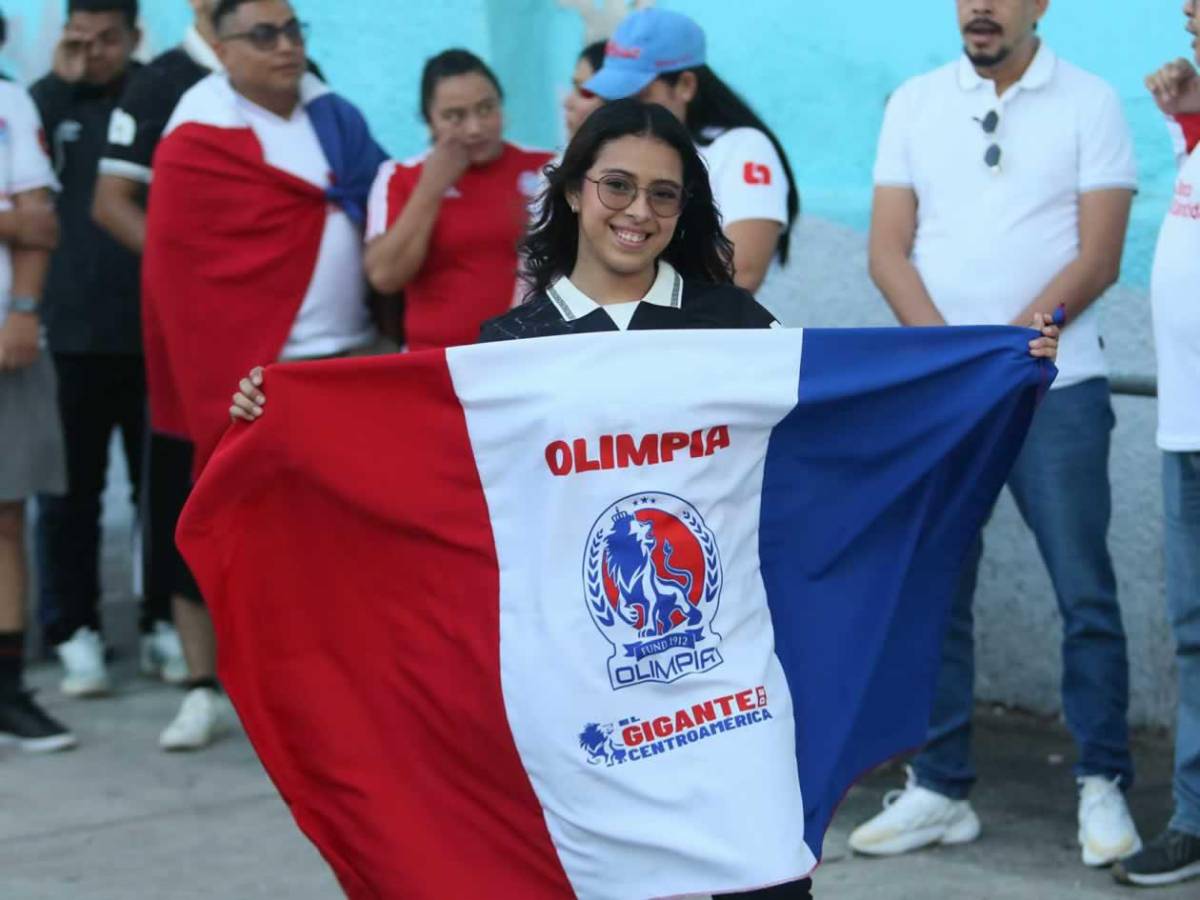 Chicas cautivan y show de la Ultra Fiel: ambientazo en el Olimpia vs Alajuelense en el Nacional