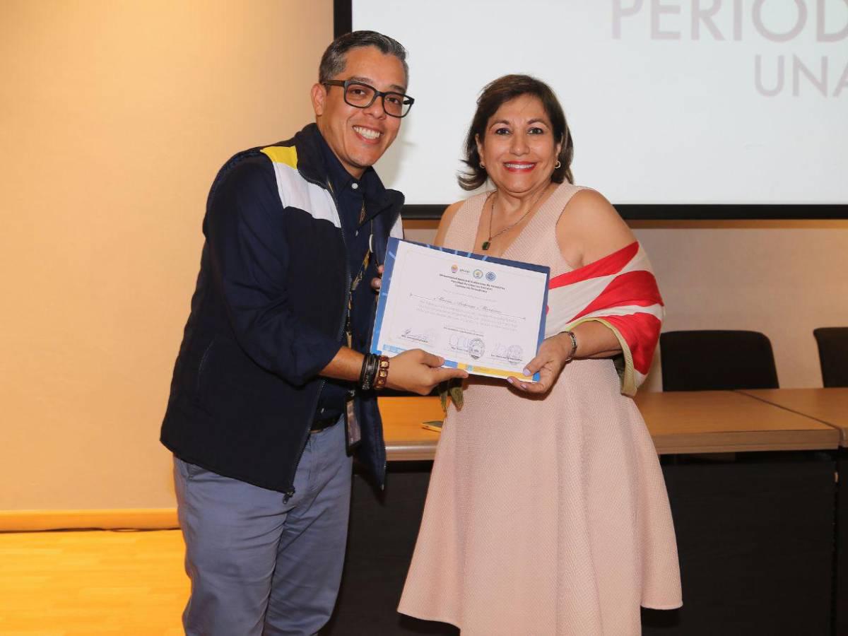 La Unah brinda especial reconocimiento a 10 egresados de la carrera de Periodismo
