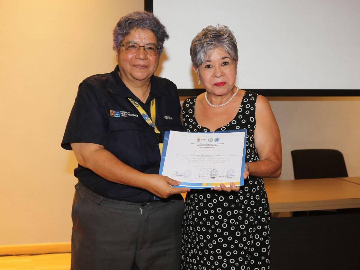 La Unah brinda especial reconocimiento a 10 egresados de la carrera de Periodismo