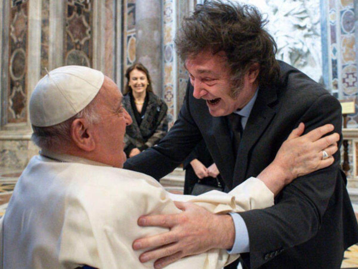 El papa y Milei se abrazan al encontrarse en la cumbre del G7 en Italia