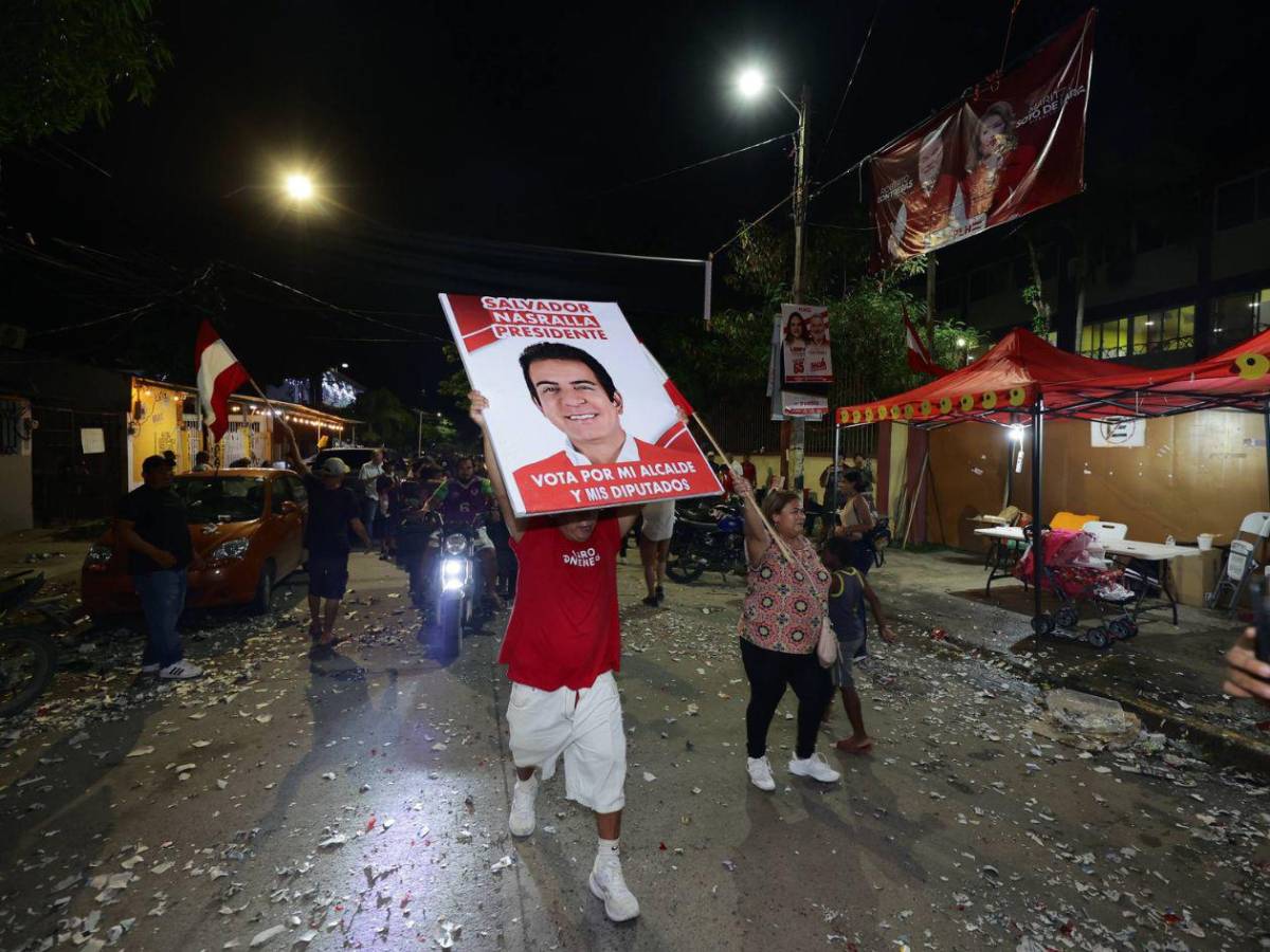 Banderas y luces marcan festejo del Partido Liberal en San Pedro Sula