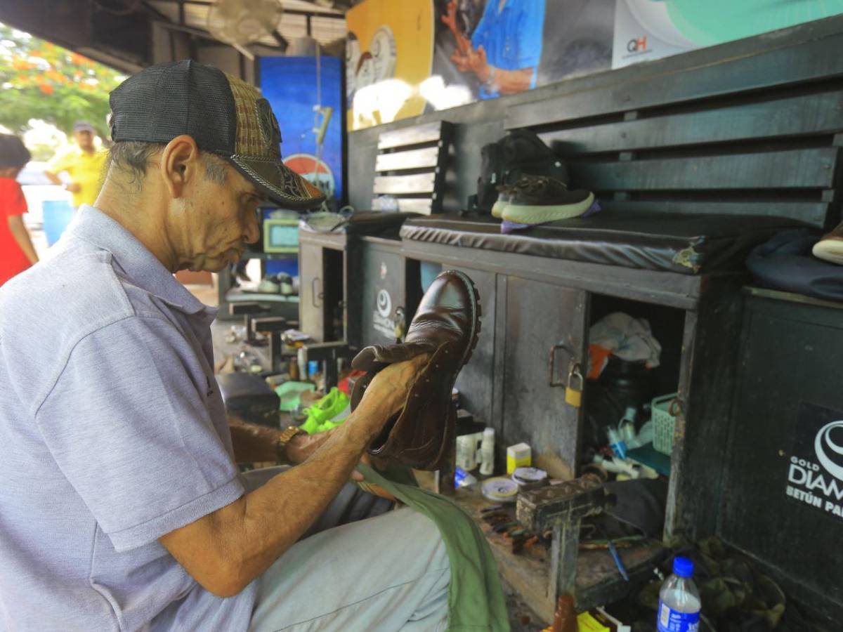 Lustradores de zapatos: el oficio que resiste al tiempo en el corazón de San Pedro Sula