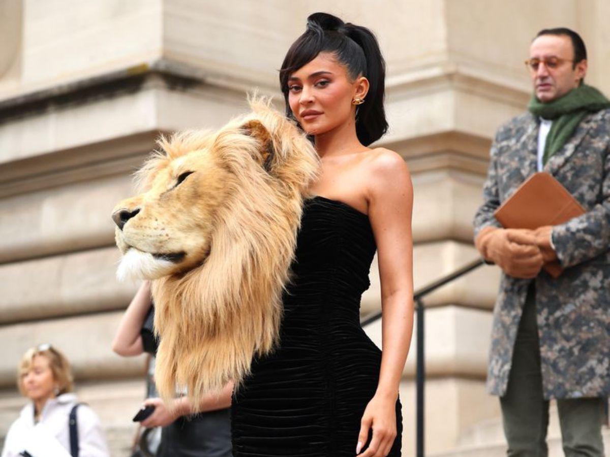 Kylie Jenner impacta con una cabeza de león en su vestido