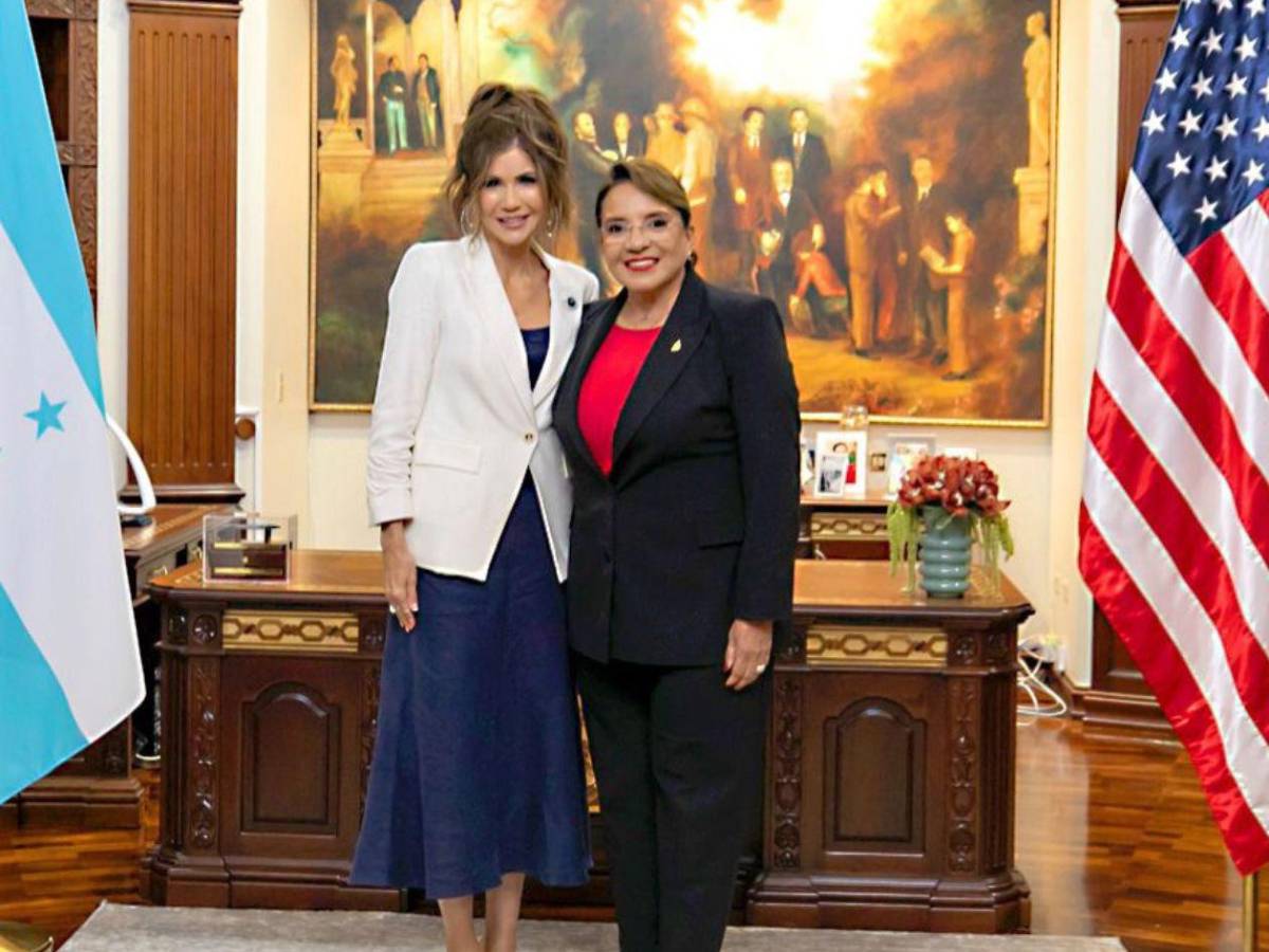 El obsequio de Xiomara Castro a Kristi Noem, secretaria de seguridad Nacional de  EUA