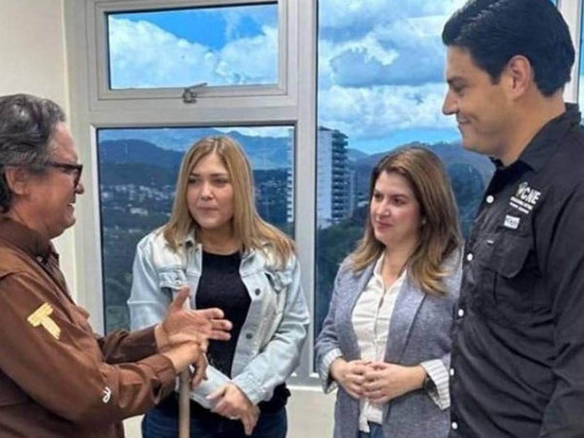 Así se vivió el abrazo que unió a los tres consejeros del CNE