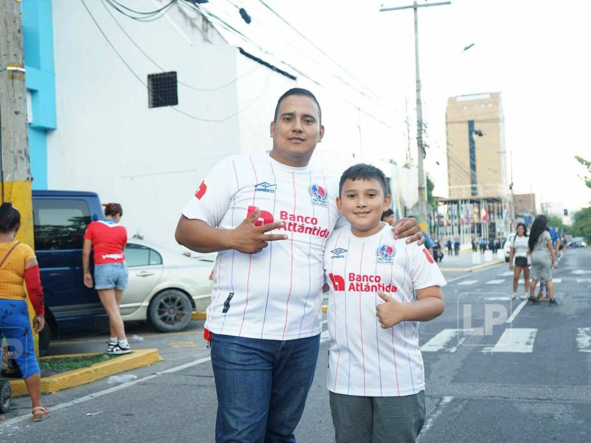 Aficionado disfrazado de jeque, bellas chicas y ambientazo en el Francisco Morazán