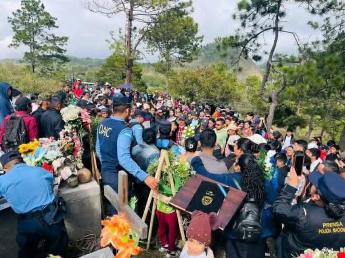 Entre llanto y dolor sepultan a cuatro policías víctimas de accidente en Lempira