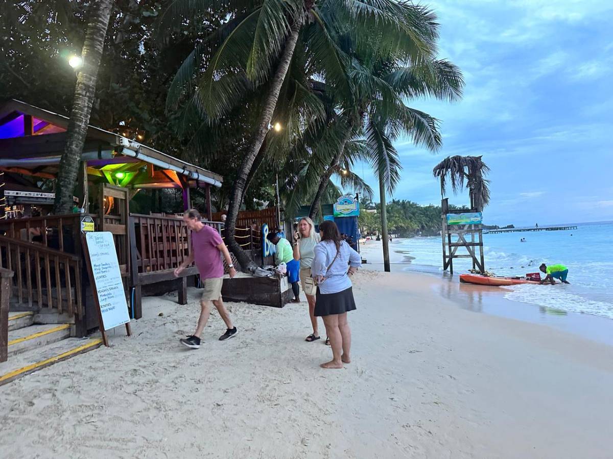 Turistas disfrutan de nuevo en las playas de Roatán