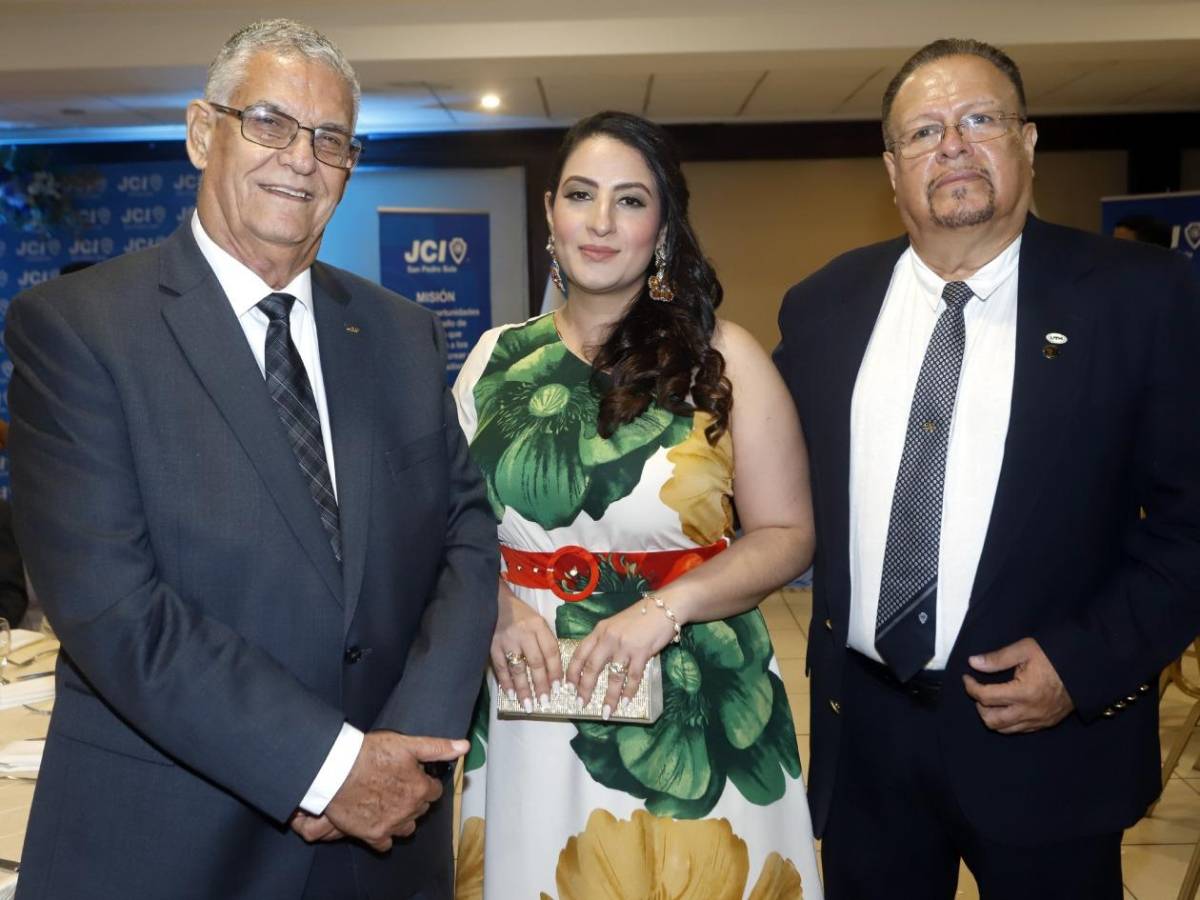 Roger D. Valladares recibe galardón por la JCI San Pedro Sula