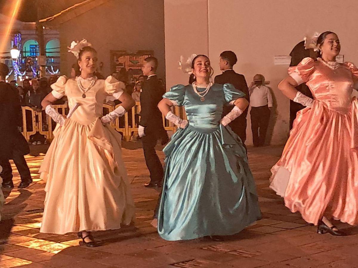 Con danzas, globos y fuegos artificiales, así recibió Comayagua el 2026